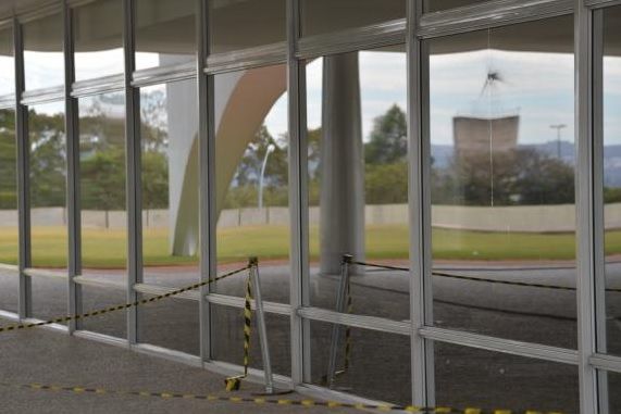 Homem atira pedra em Palácio do Planalto