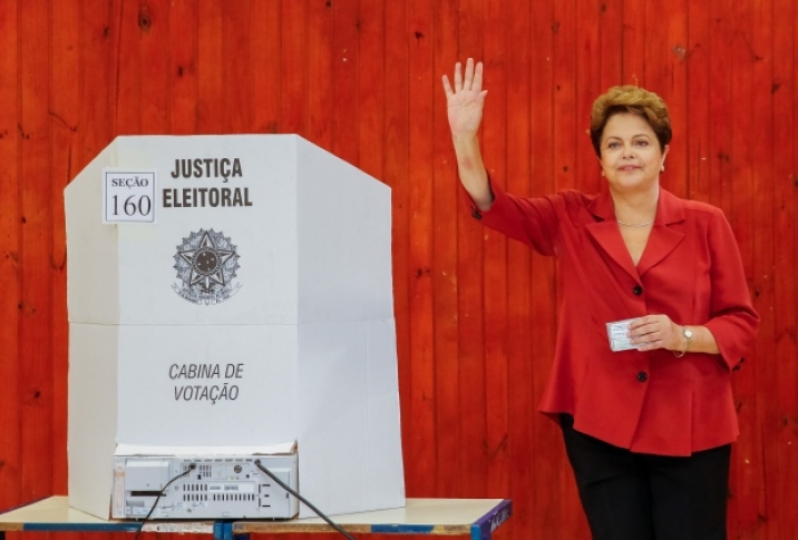 Dilma é reeleita presidente e amplia para 16 anos ciclo do PT no poder