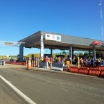 Manifestantes abrem cancelas em protesto no pedágio em Ourinhos