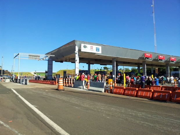 Manifestantes abrem cancelas em protesto no pedágio em Ourinhos