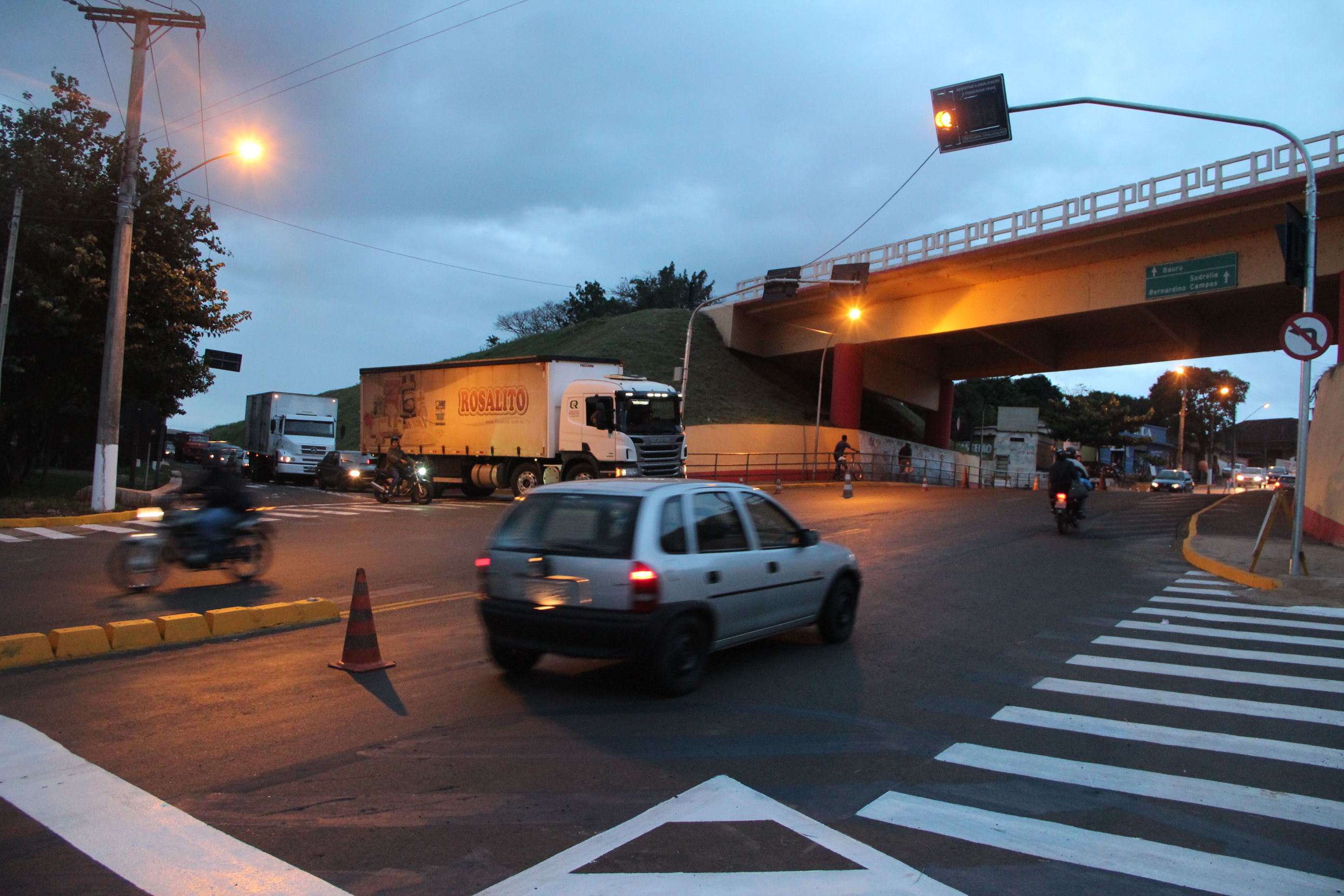 Semáforo da Av. Ângelo Carnavalle em Santa Cruz já está em funcionamento