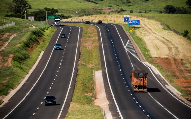 Concessionária pede atenção redobrada do motorista em trechos com obras de duplicação na SP-225