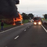 Ônibus pega fogo na Rodovia João Batista Cabral Rennó em Santa Cruz