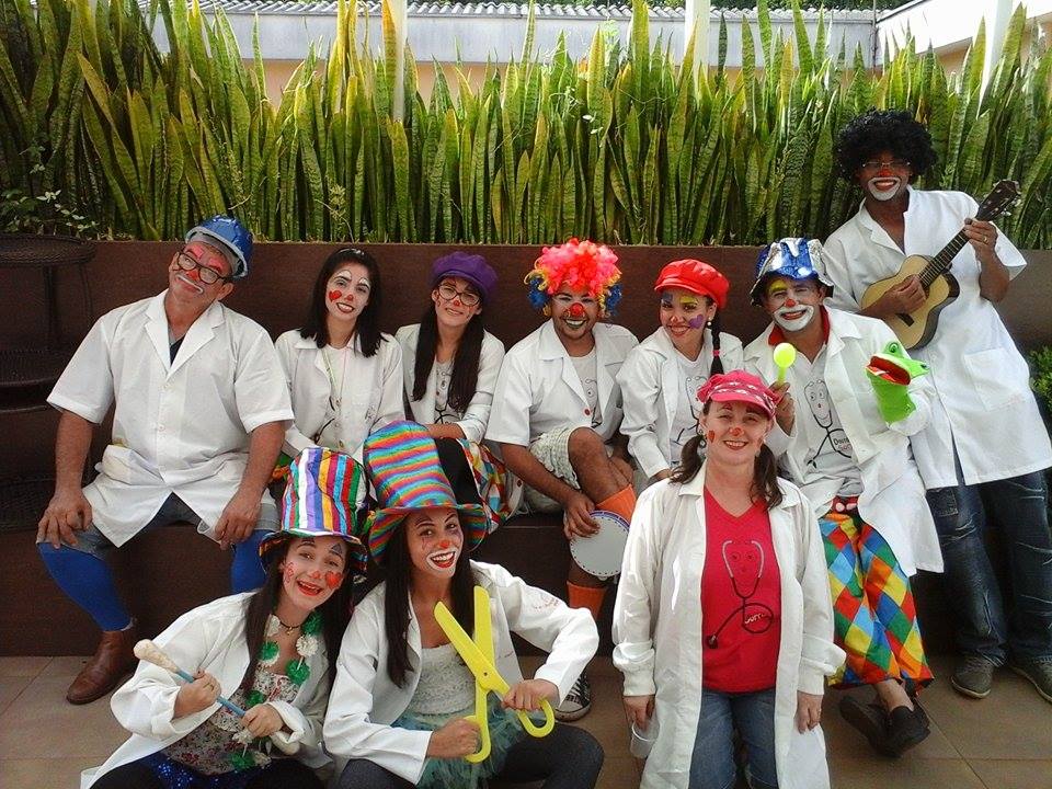 Grupo Doutores Sorriso leva alegria aos pacientes internados na Santa Casa em Santa Cruz