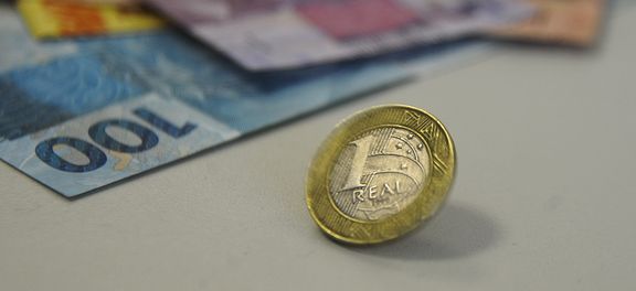 Com renda menor e desemprego, famílias buscam menos crédito, diz BC