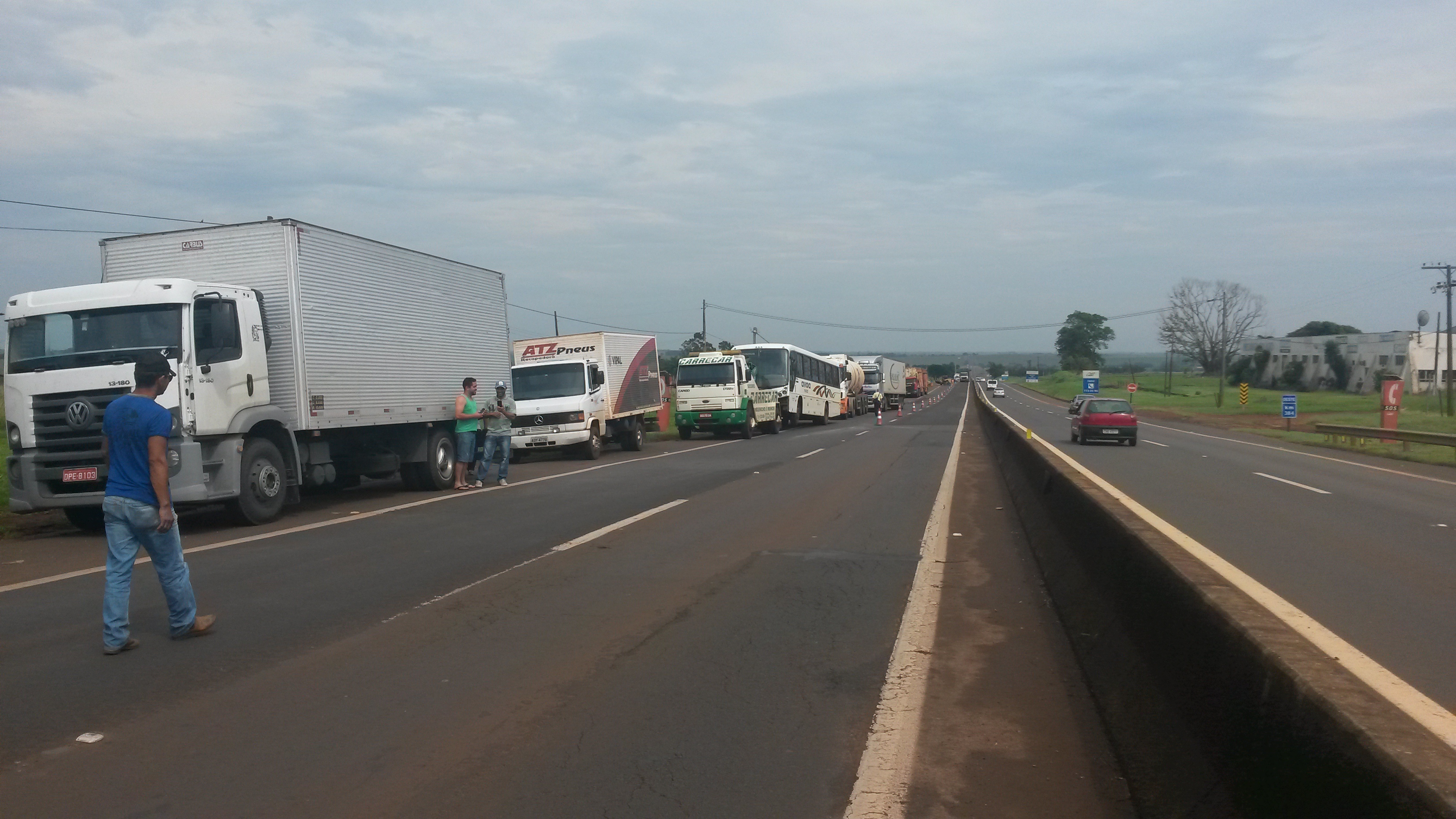 Manifestação: Caminhoneiros bloquearam parcialmente o tráfego na Rodovia Raposo Tavares em Ourinhos nesta segunda-feira