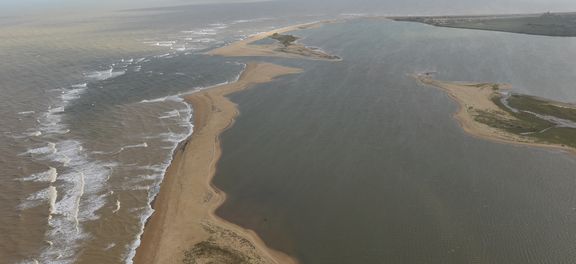 Lama de barragem chega ao mar no Espírito Santo e prefeitura interdita praias