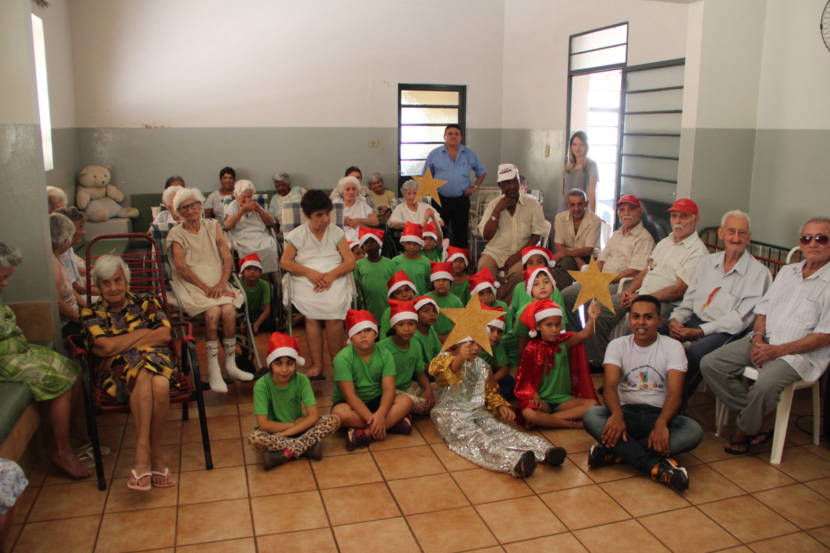 Alunos Frei Lorenzetti fazem Cantada de Natal para entidades