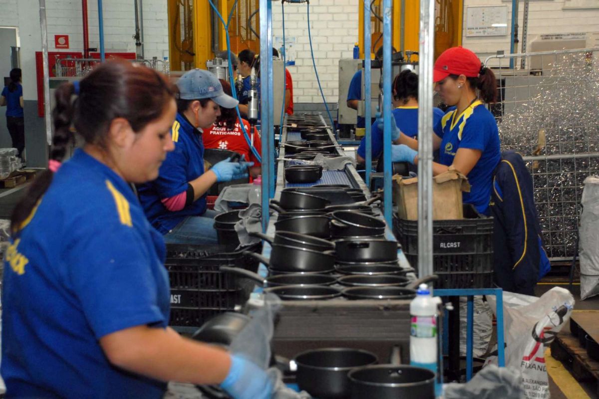 Produção industrial volta a cair em outubro, informa CNI