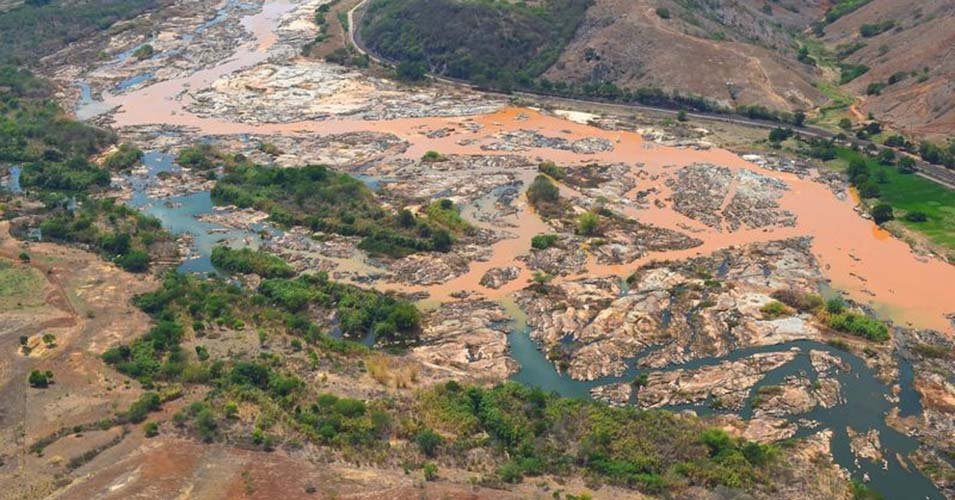3 semanas após acidente com barragens, Samarco não pagou auxílio a famílias