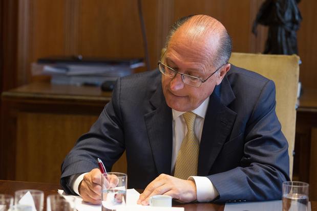 Governador Geraldo Alckmin suspende reorganização escolar