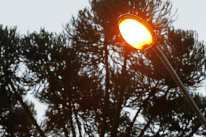 Preço da conta de luz deve cair em 2016, diz ministro