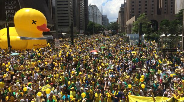Atos pedem a saída de Dilma em 15 estados e no Distrito Federal
