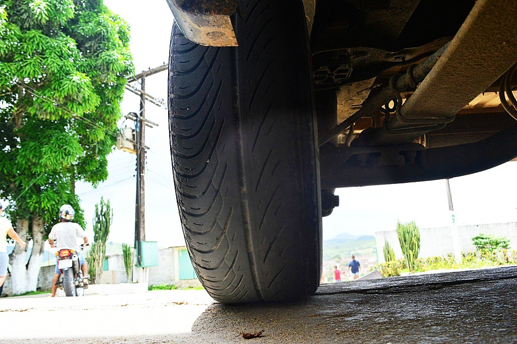 Pneu ‘careca’ é um risco para quem vai pegar a estrada no final do ano