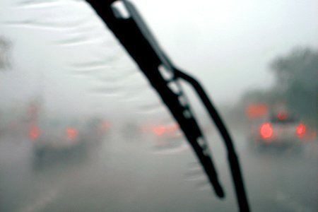 Em período de chuva, motorista deve ficar atento ao vidro embaçado do veículo