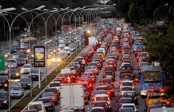 Mortes no trânsito de SP caem 30% em outubro, diz CET