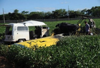 Avião agrícola cai sobre Kombi e mata 5 pessoas em Londrina