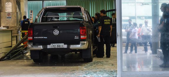 Caminhonete invade Ministério da Fazenda e Polícia Federal faz perícia no local