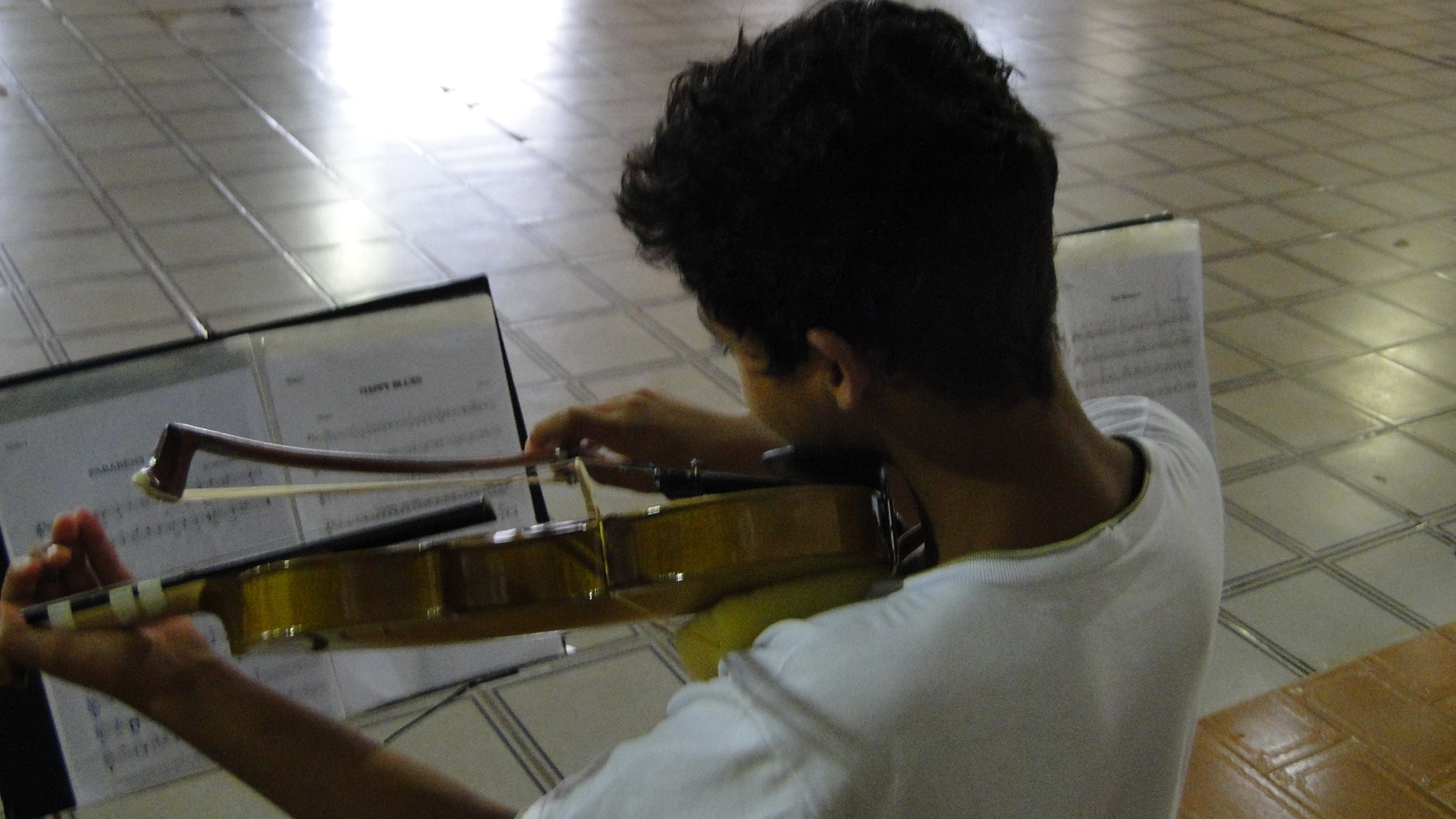 Integrantes do projeto Orquestra Santa Cruz passam por exame de vista
