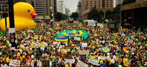 Manifestantes vão às ruas em protestos contra o governo em todo país