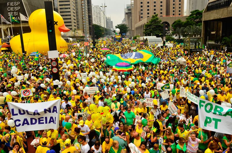 Manifestantes pró-impeachment se concentram na Avenida Paulista