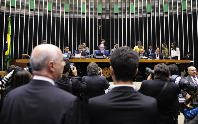Partidos definem nomes que vão compor a comissão do pedido de impeachment