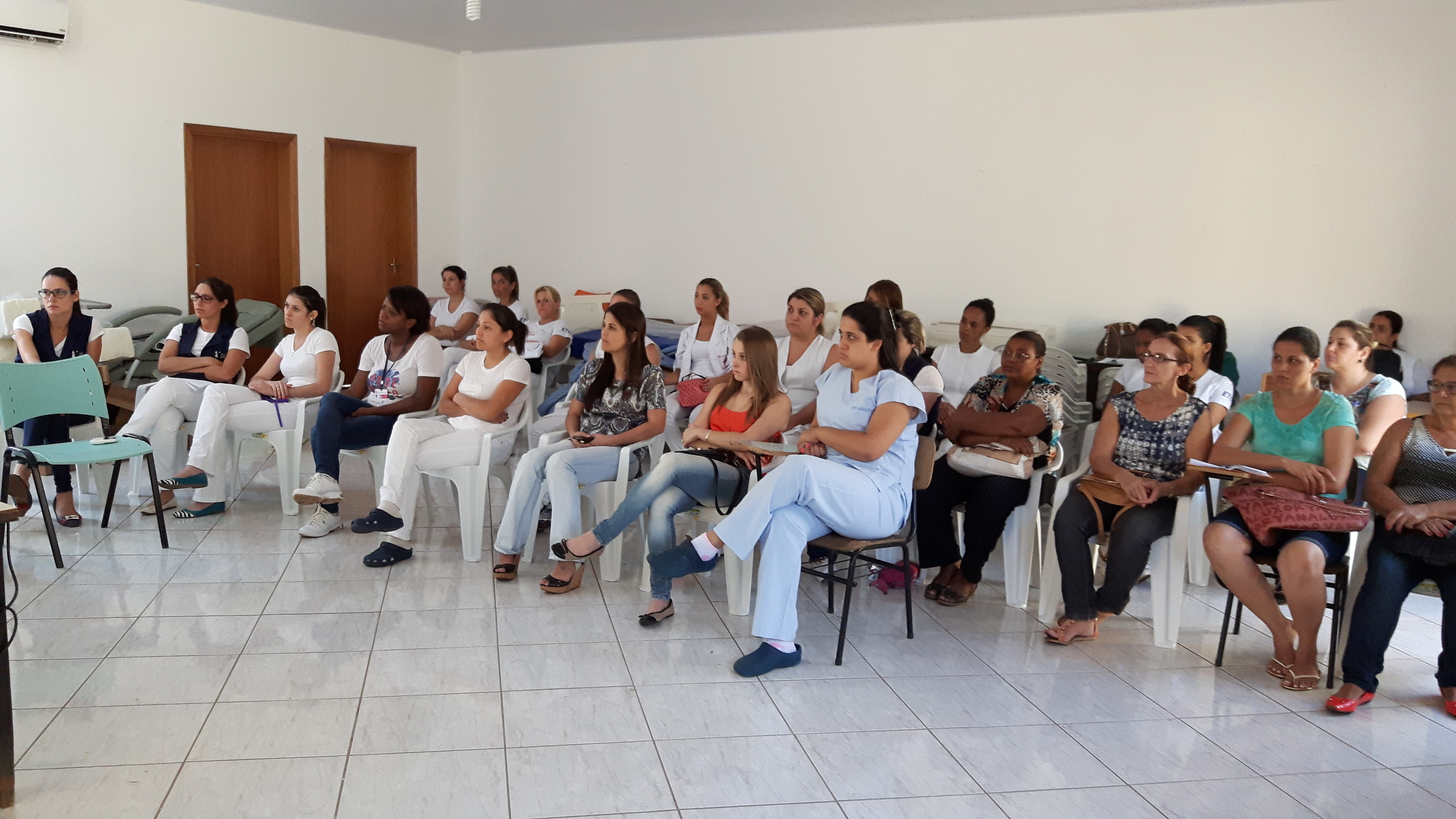 Enfermeiros e médicos em Santa Cruz passam por treinamento para uso de dispositivo na punção intra-óssea