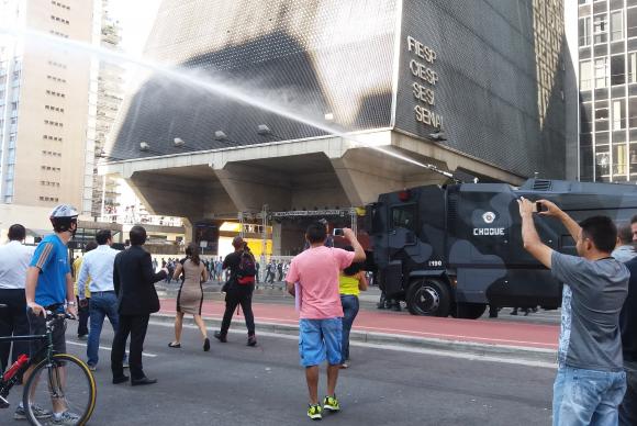Com jatos d’água, PM desocupa Avenida Paulista