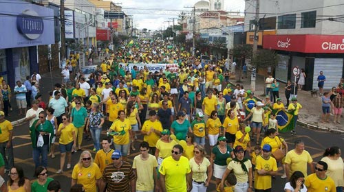 Manifestação em Assis reúne cerca de 10 mil pessoas, segundo a PM