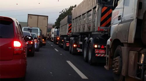 Acidente entre dois bi-trem causa congestionamento na Raposo Tavares