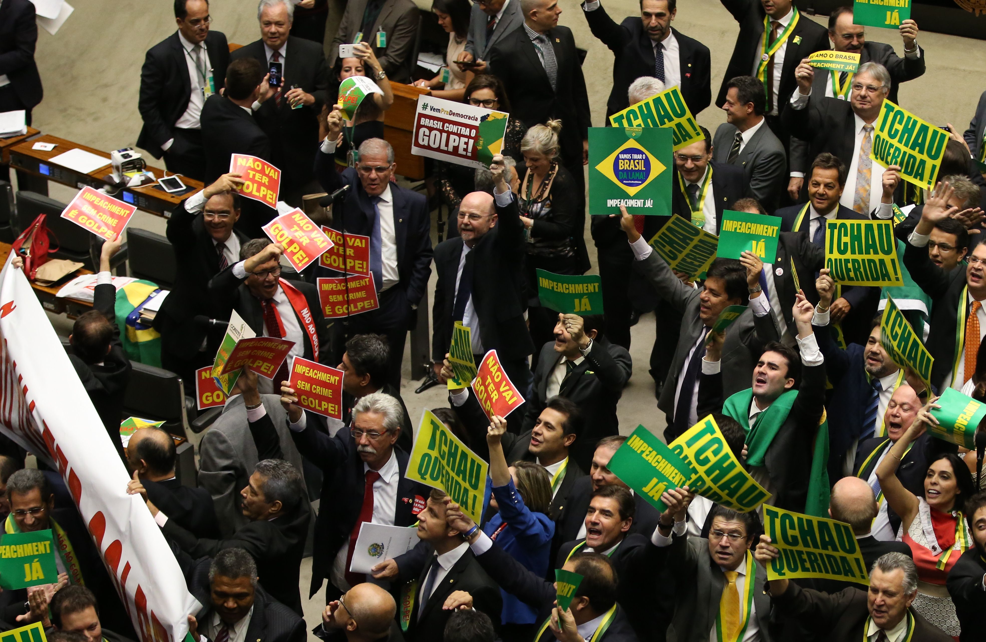 Deputados decidem se denúncia contra Dilma será aceita; votação começa às 14h