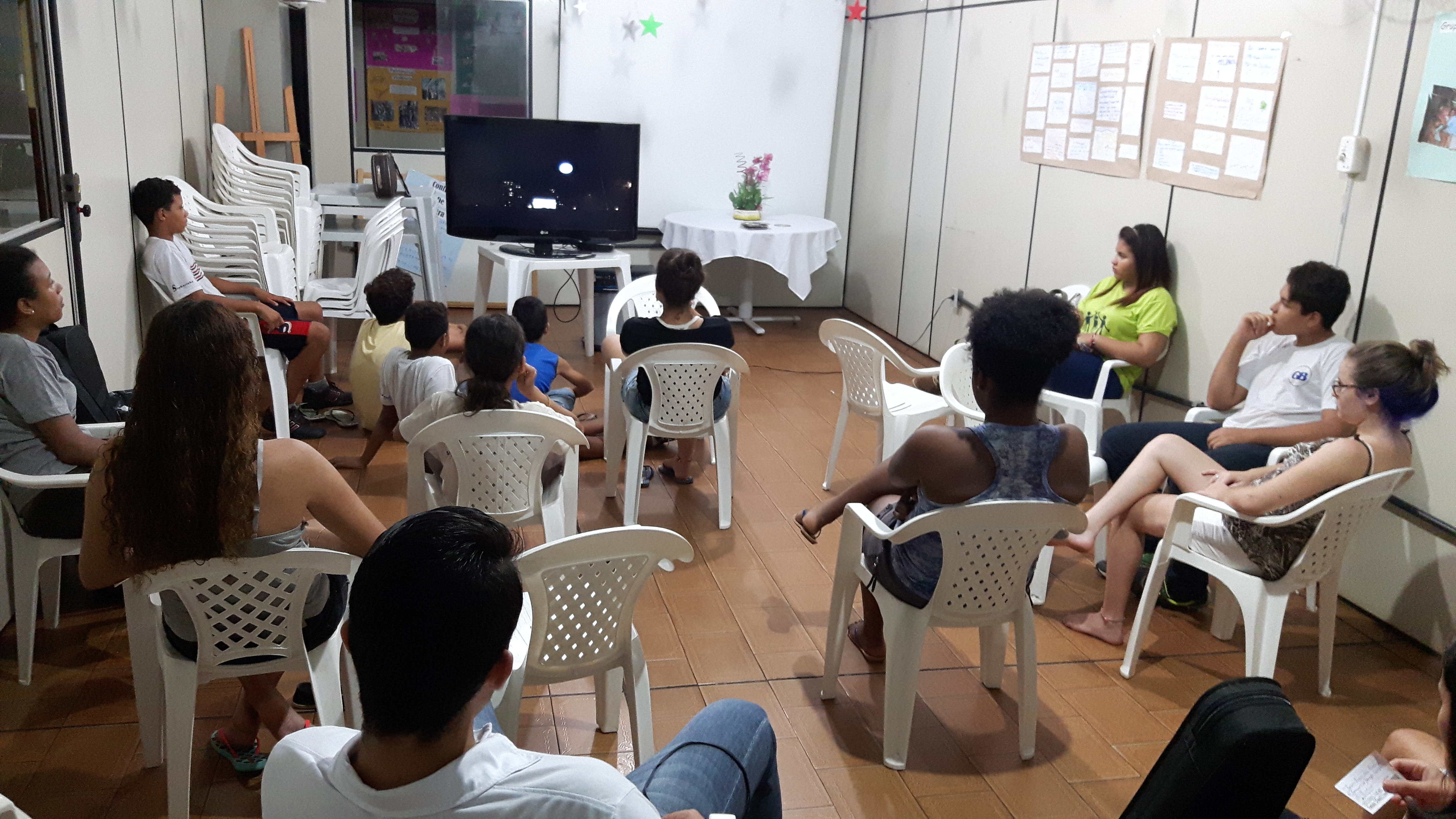 Integrantes da Orquestra Santa Cruz participam de sessão de cinema