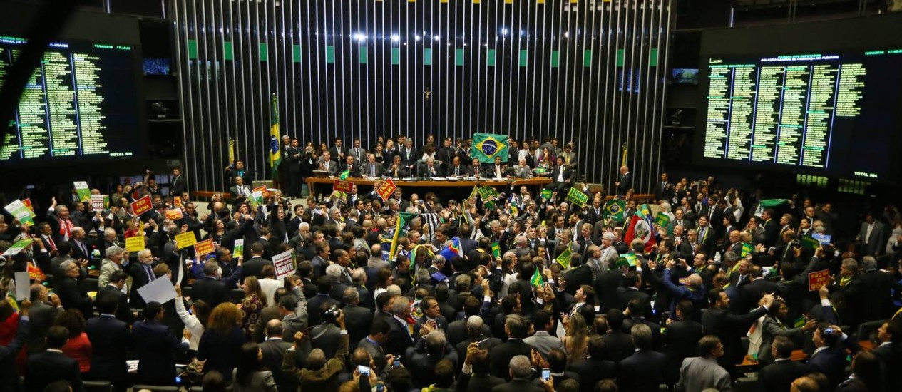Câmara aprova processo de impeachment de Dilma, que segue para o Senado