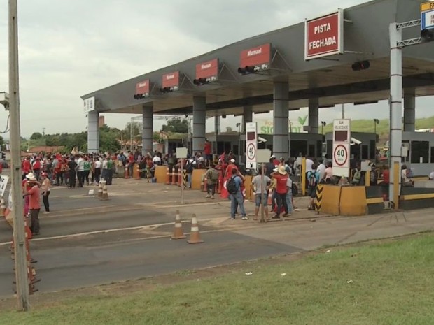 Protesto do MST congestiona a BR-153 na região de Ourinhos