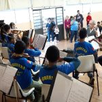 Orquestra Santa Cruz leva música às escolas