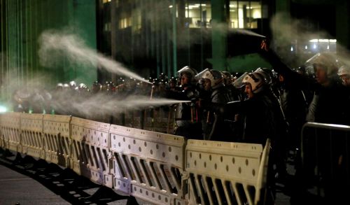 Manifestantes anti-impeachment entram em confronto com PM