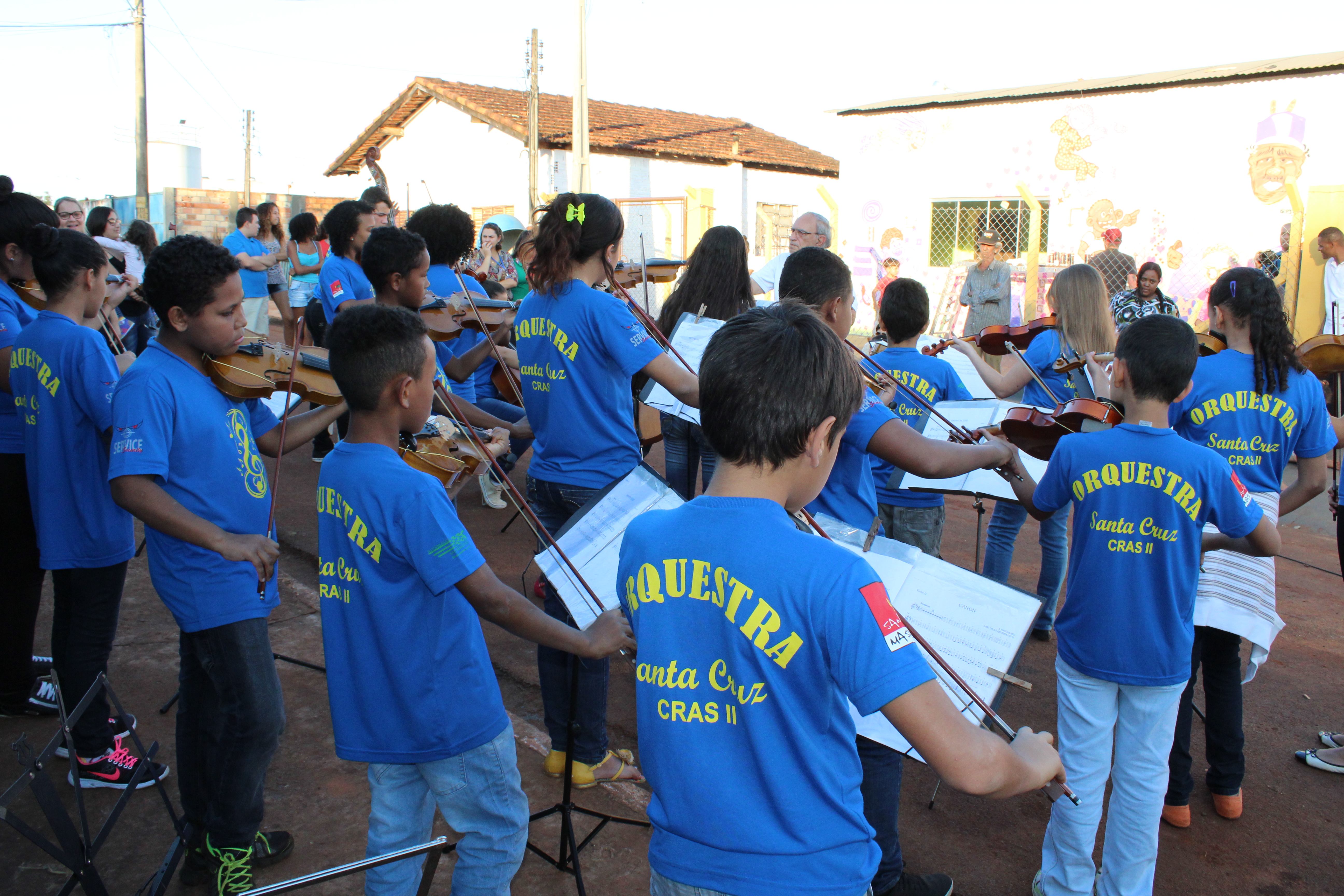 Orquestra Santa Cruz leva música clássica à Vila Divineia