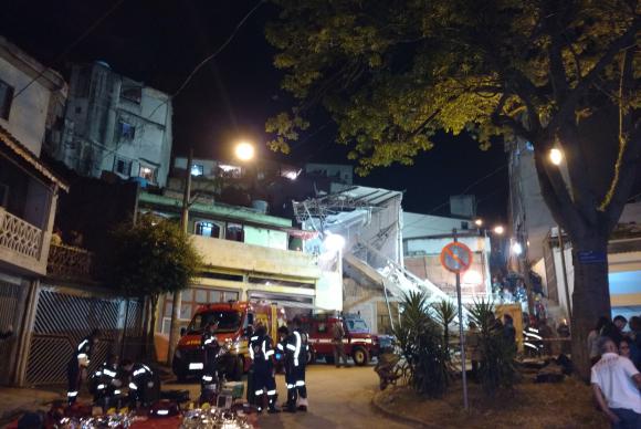 Bombeiros buscam há 18 horas mulher soterrada em desabamento de igreja em SP