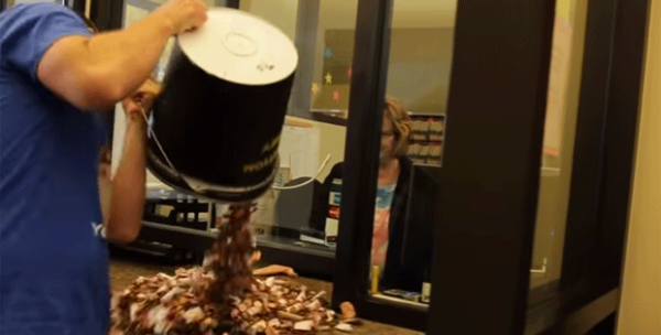 Americano paga multa de trânsito com mais de 20 mil moedas de 1 cent