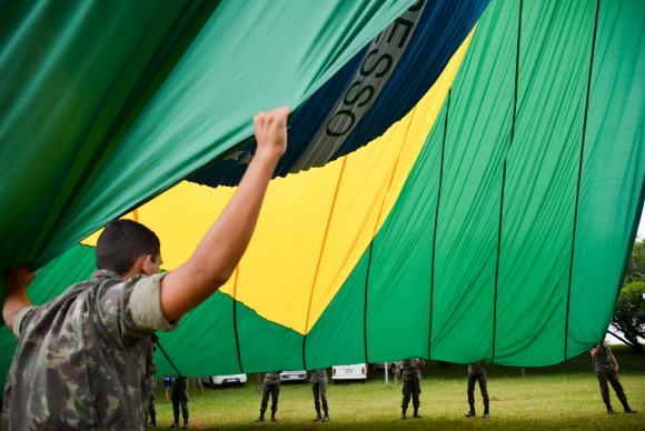 Bandeira do Brasil passa a ser obrigatória em divulgação de eventos e filmes