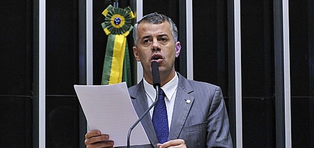 Deputado discursa na Câmara contra o fim do bombom Serenata de Amor