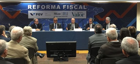 Meirelles defende cumprimento da meta fiscal e não descarta aumento de impostos