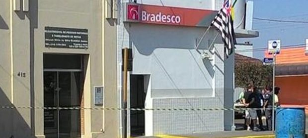 Grupo assalta banco em Manduri, troca tiros com Polícia Militar e morador é baleado
