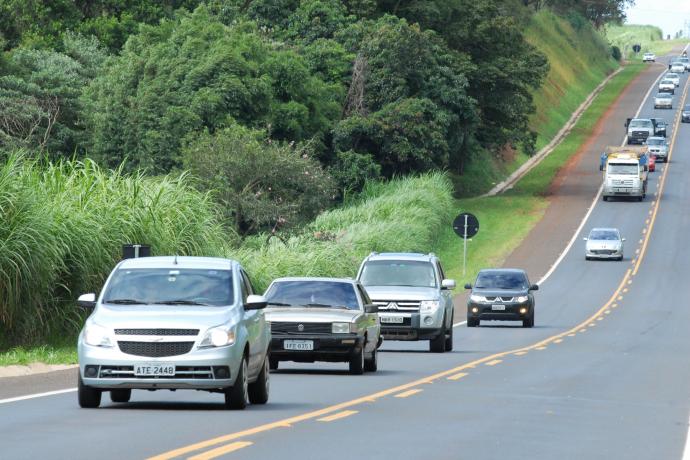 Juiz pede suspensão de multas por falta do uso de farol baixo até adequação de rodovias