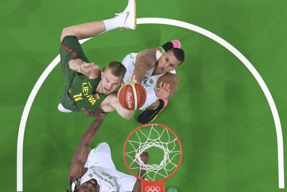 Brasil empolga torcida, mas perde para Lituânia na estreia do basquete masculino