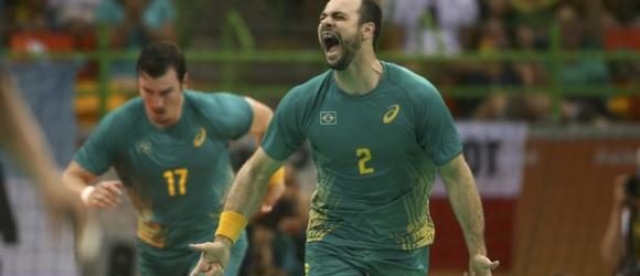 Handebol masculino estreia com vitória sobre a Polônia por 34 a 32
