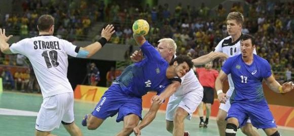 Brasil vence primeiro do mundo e fica próximo das quartas de final no handebol