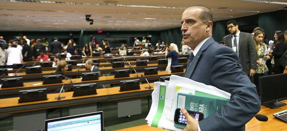 Comissão suspende sessão para relator alterar texto das medidas contra corrupção