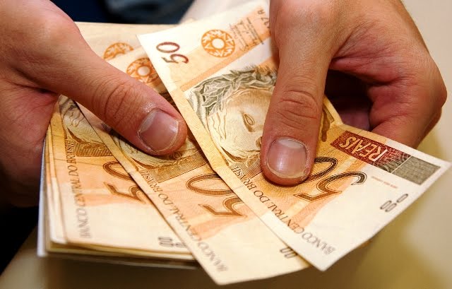 Salário mínimo deverá subir para R$ 1.741 em 2027