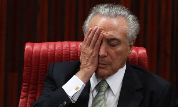 Estudantes entregam pedido de impeachment de Temer a presidente da Câmara